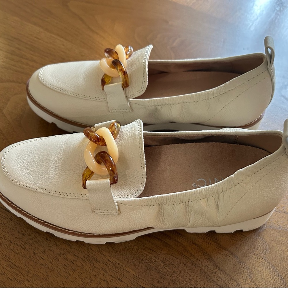 Vionic White  Loafers New No Tags